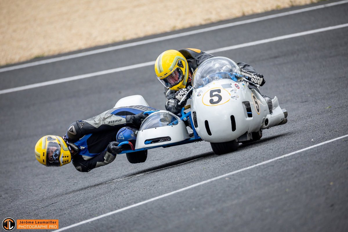 OutOnTrack's tweet photo. Deuxièmes du weekend à Carole avec une course sous la pluie et l'autre (enfin) sur piste sèche, on repart en tête du championnat de france sidecar classic ! 😇 https://t.co/pCnag97unW