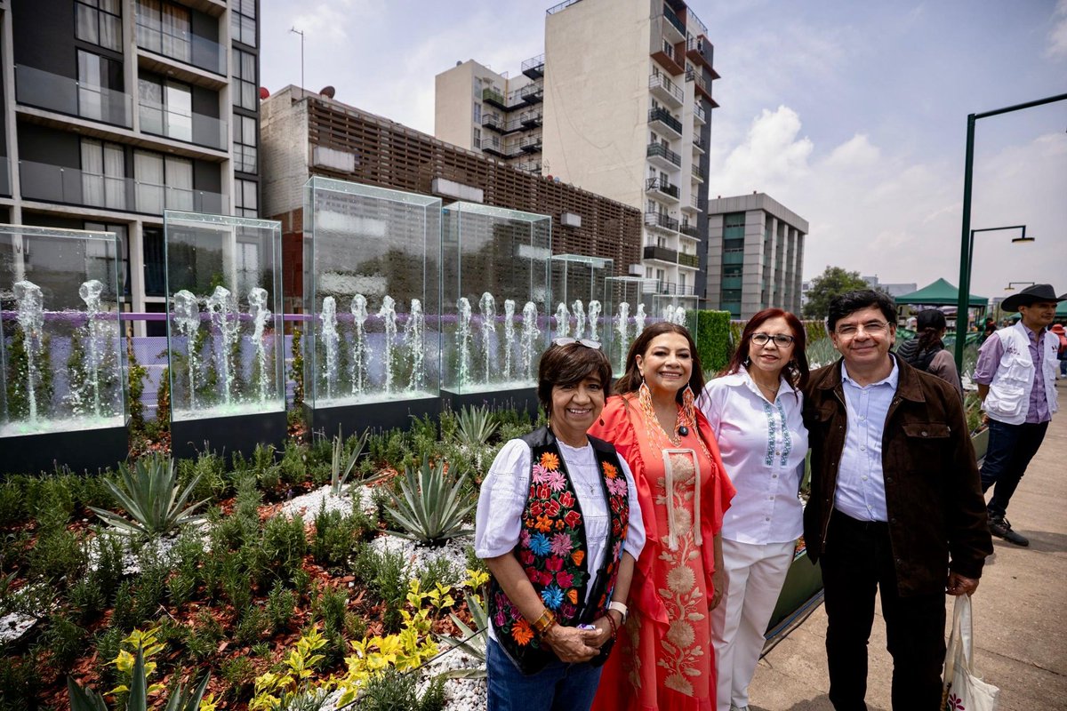 ClaraBrugadaM's tweet photo. Con el nuevo Jardín Flotante Tlallipan se amplía el espacio público para las familias de nuestra ciudad. Ademas, fortalecemos una ruta verde, libre y segura para quienes caminan o hacen deporte. 

Mas infraestructura urbana de calidad en #LaCapitalDeLaTransformación, y una mejor ciudad para todas y todos.
