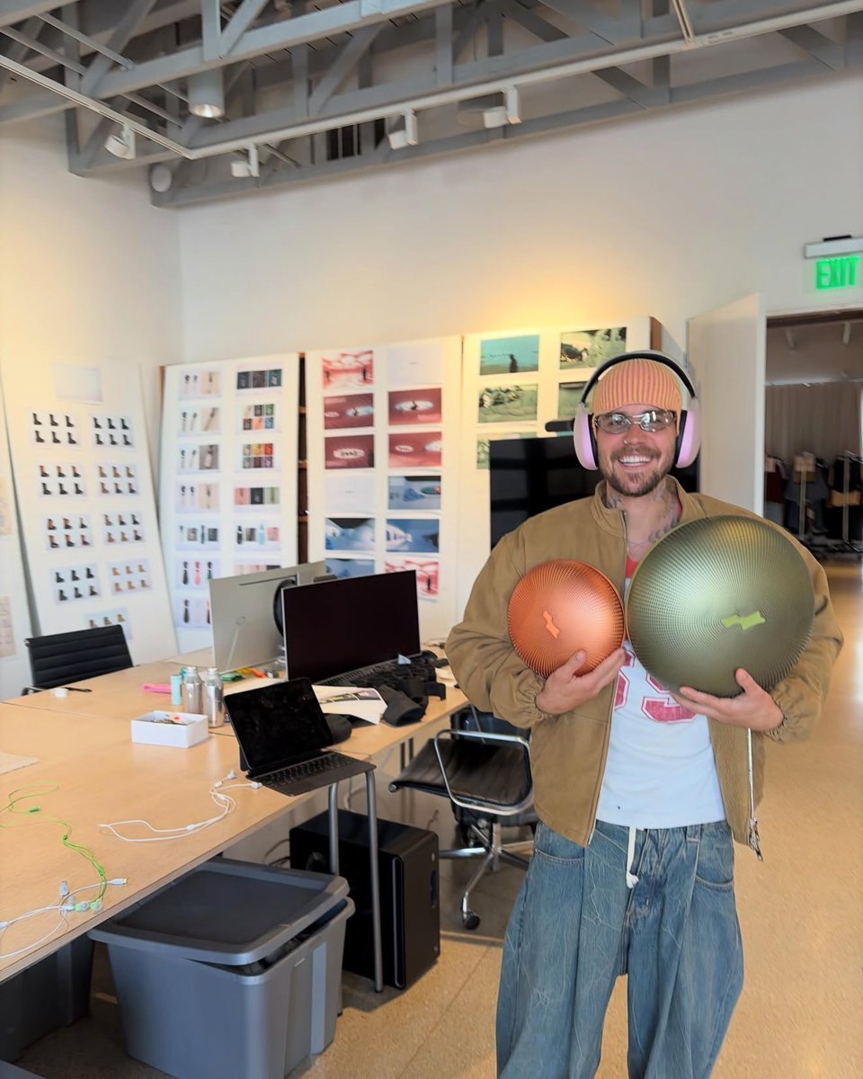 lovesudifferent's tweet photo. he knew i needed headphones https://t.co/96VJt4av7S
