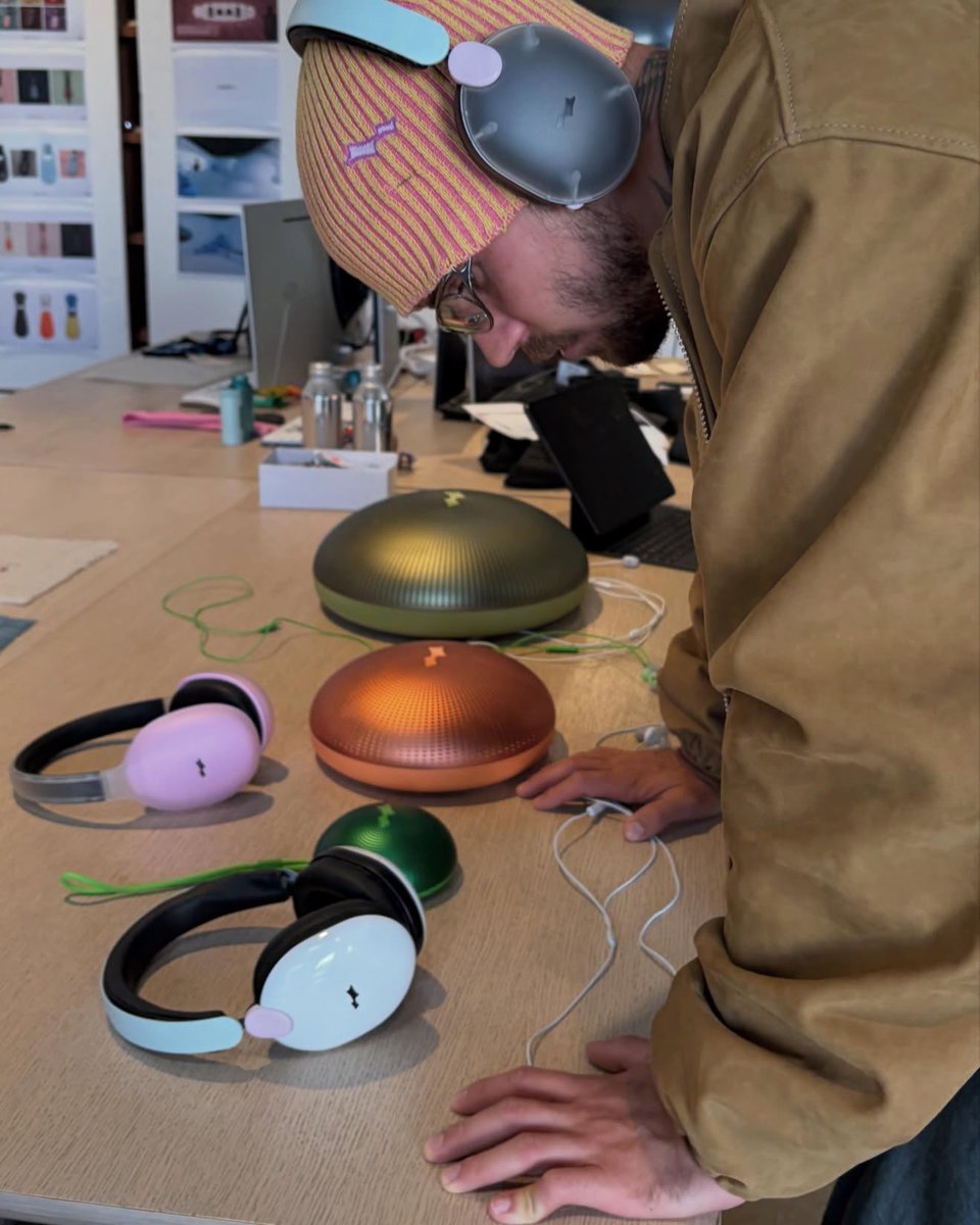 lovesudifferent's tweet photo. he knew i needed headphones https://t.co/96VJt4av7S