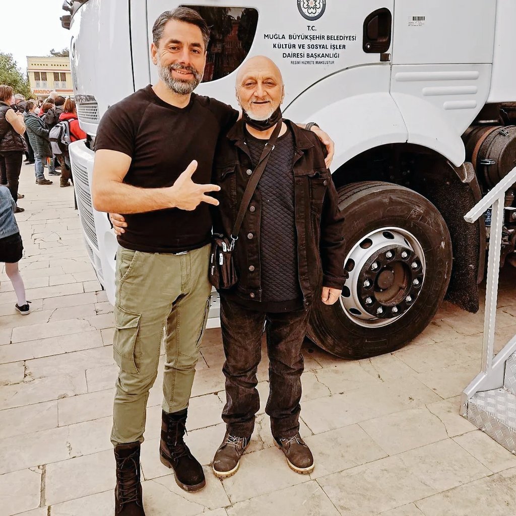 mustafaulke's tweet photo. Babam sadece babam değil, aynı zamanda hayattaki ilk kahramanımdı. Yetenekleri, duruşu, nezaketi ve öğrenme merakıyla hep örnek aldığım bir insan oldu. Onun kadar olabilmek bile benim için büyük bir başarı sayılır. Özlemle... ❤️ https://t.co/o2OPOwW0B5