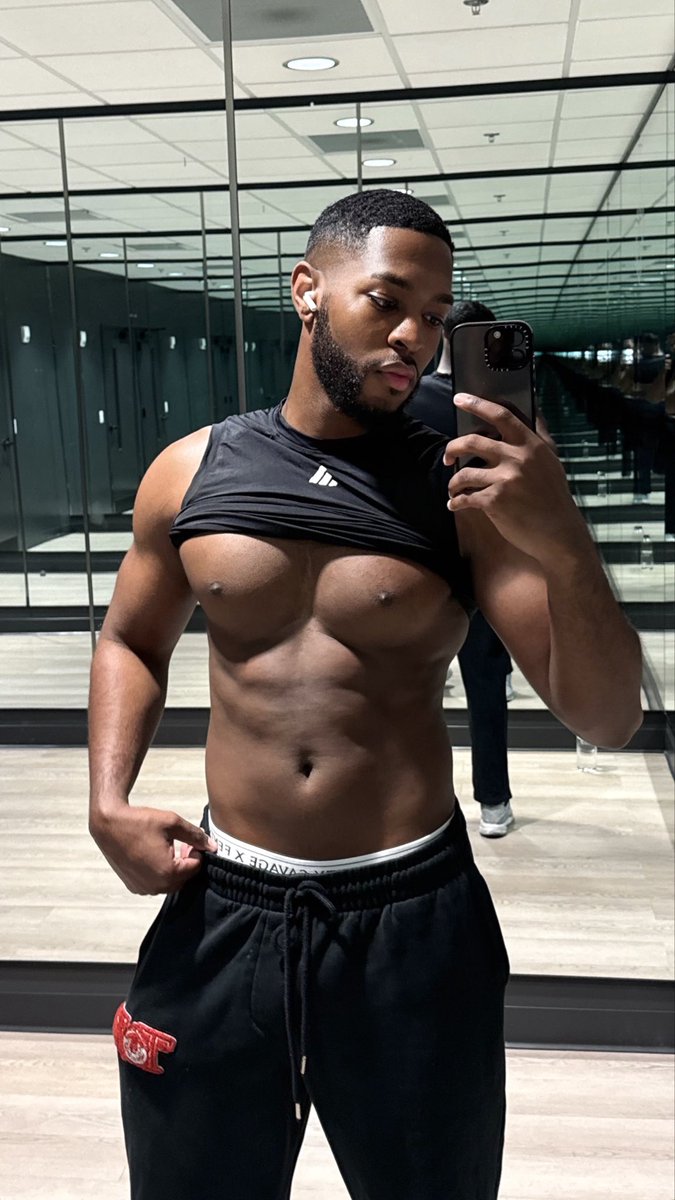 Deanth0ny's tweet photo. chest day https://t.co/ktbB5vAsxL