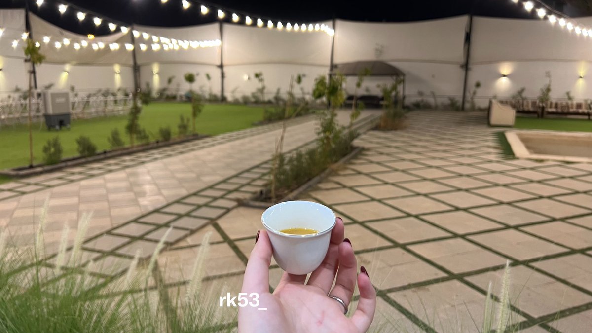 rk53_'s tweet photo. لو تزيّن كل عذراء معك ماتستفيد 
زينك يغطي كل احياء العرب وامواتها 

وجهك لو يمرّه حزين اقفى سعيد 
تستلذ العين وتجف من دمعاتها 

نظرتك ترمي ولامن رمت تصيد
كيف بسلم من عيونك؟ ونظراتها 

لذة الدنيا؟ ليا جابك الحظ السعيد 
كيف تغريني؟ بعد لذّتك لذاتها . https://t.co/G3TTzaIvrQ