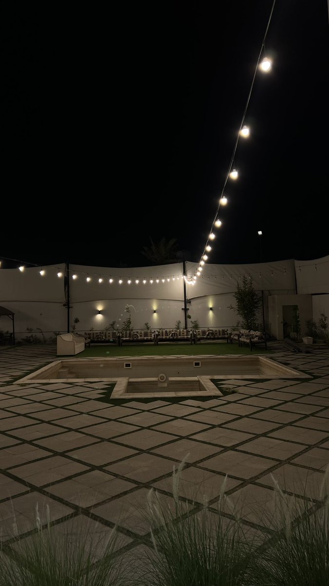 rk53_'s tweet photo. لو تزيّن كل عذراء معك ماتستفيد 
زينك يغطي كل احياء العرب وامواتها 

وجهك لو يمرّه حزين اقفى سعيد 
تستلذ العين وتجف من دمعاتها 

نظرتك ترمي ولامن رمت تصيد
كيف بسلم من عيونك؟ ونظراتها 

لذة الدنيا؟ ليا جابك الحظ السعيد 
كيف تغريني؟ بعد لذّتك لذاتها . https://t.co/G3TTzaIvrQ