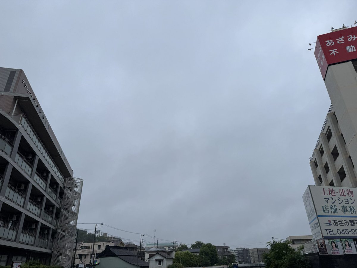 imae's tweet photo. 横浜の気温は、18.7度、湿度 99％です。
最高気温予想は、24度、天気予報は「雨のち曇」です。
雨が降って、ひんやりしています。
これからの降水確率は70％、30％、30％と午前中高くなっています。
雨は午前中迄で、その後曇って、夜にまた雨となりそうです。 https://t.co/4wi7vLrR9F