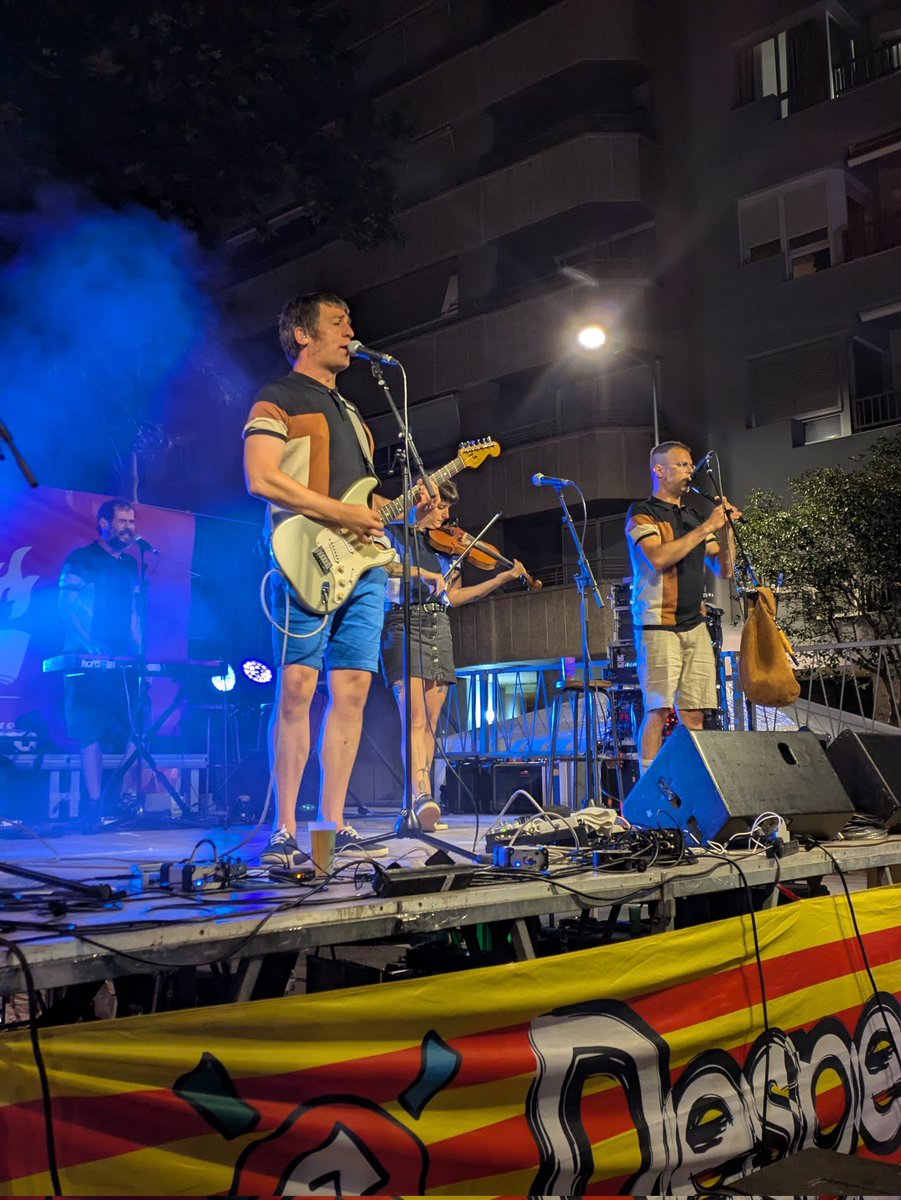 SomFetus's tweet photo. Un goig cloure ahir la 5a @firaepileg del de Reus. Malgrat algun desconforme va llançar alguns globus d’aigua a l’escenari des d’algun balcó, res no va poder estroncar la xefla. Gràcies i per molts anys! Propera esllavissada: el 12/06, a la @SalaLasVegas de Sant Feliu de Guíxols! https://t.co/IrEFDPYGCP
