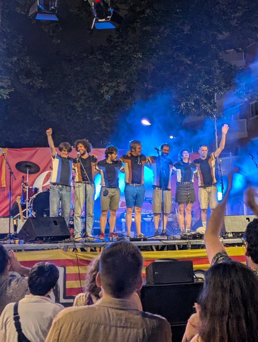 SomFetus's tweet photo. Un goig cloure ahir la 5a @firaepileg del de Reus. Malgrat algun desconforme va llançar alguns globus d’aigua a l’escenari des d’algun balcó, res no va poder estroncar la xefla. Gràcies i per molts anys! Propera esllavissada: el 12/06, a la @SalaLasVegas de Sant Feliu de Guíxols! https://t.co/IrEFDPYGCP