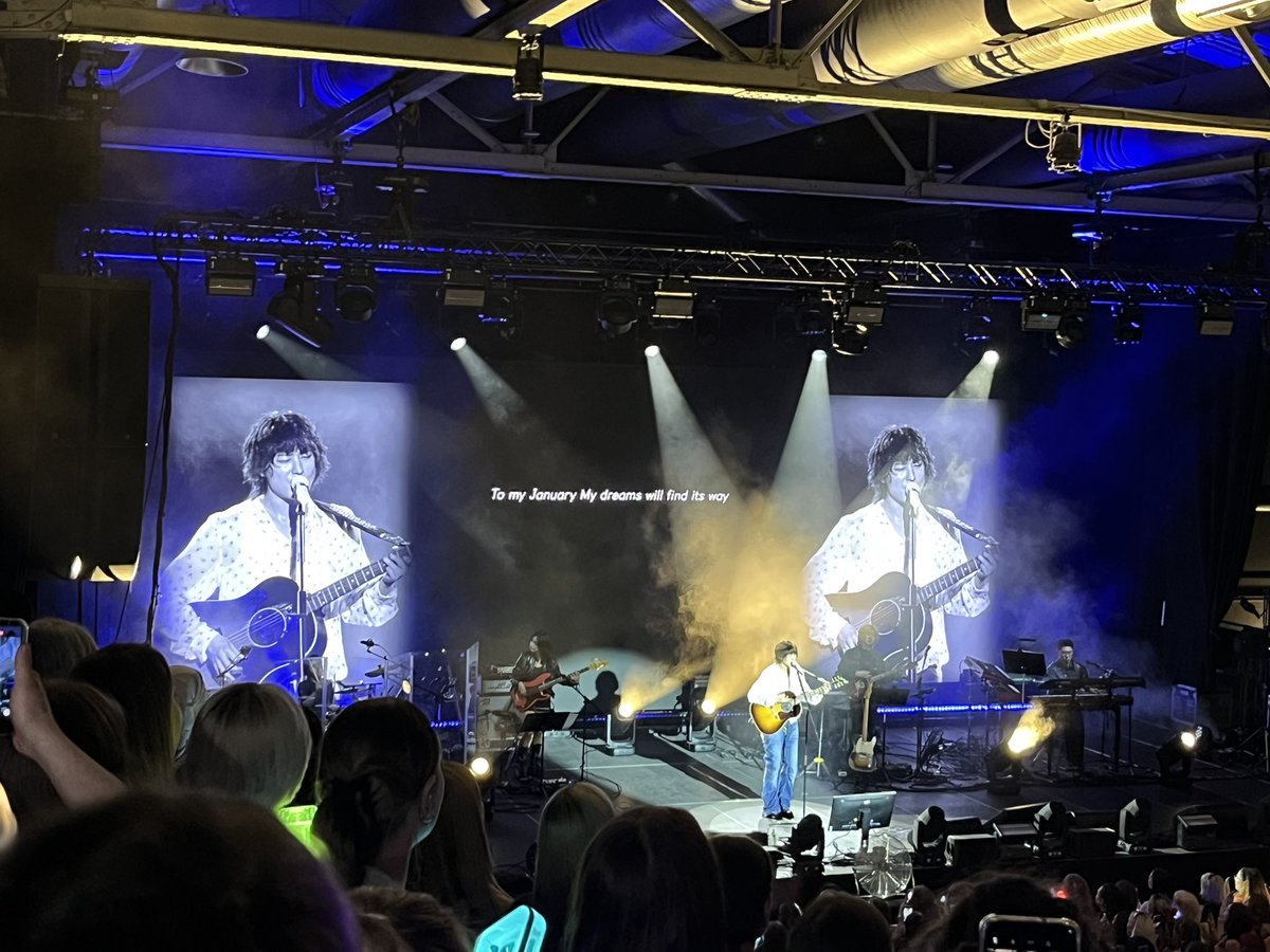 snakesjanuary's tweet photo. My first time seeing Woodz in live &amp; it was amazing hopefully able to see u again in some year 👏🥰
감사합니다❣️
Short of:AMNESIA
#WOODZinBerlin #Archive1WorldTour 

📍Columbiahalle､Berlin､Germany https://t.co/j9sh6pT1Cu
