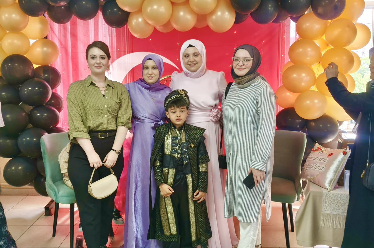 akgencgebzee's tweet photo. İlçe Gençlik Kolları Hanım Komisyonu Başkanımız Seda Aytepe ve yönetimimizle birlikte hanım komisyonu üyemiz Beyza Arzu’nun yeğeni Emir Alp’in sünnet merasimine katılım sağladık.

#akgençgebze
#markagençlik https://t.co/yeqV2jZJtU