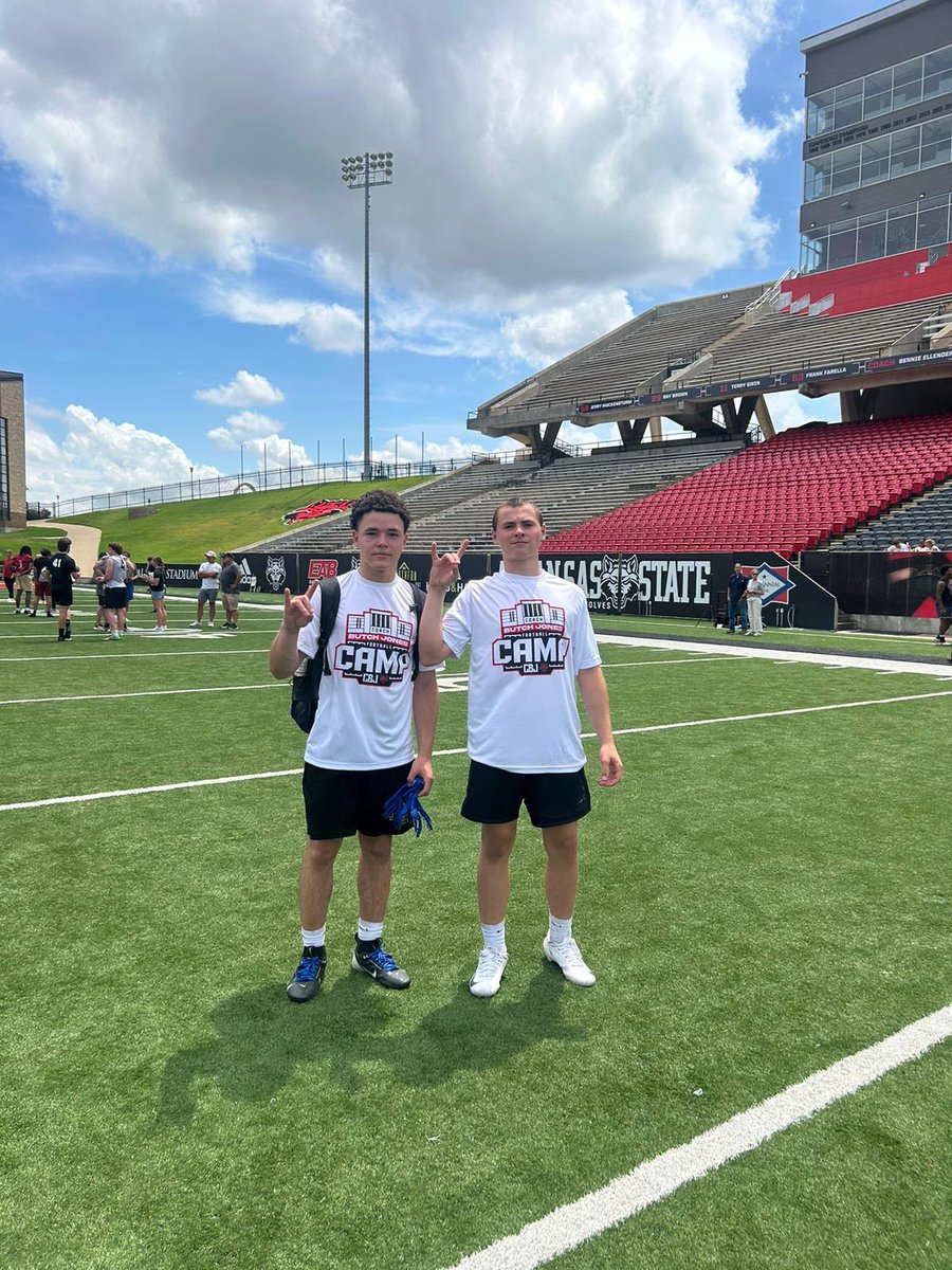 bentley_smith40's tweet photo. Got some work in today at @AStateFB  with @kylevv12  and @MaxTyson21  
Learned a lot and looking forward to using it on the field this upcoming season. @CoachButchJones @Coach_GMcCarley @PrepRedzoneAR @PrepRedzoneNext @ValleyViewFB @AStateFB @ARPrepSports @One11Recruiting https://t.co/Qy6ukXaBsJ