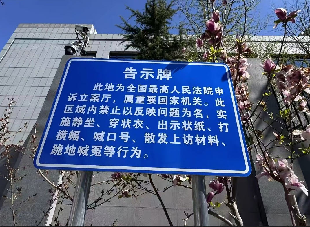 hurongard's tweet photo. 志愿军归国战俘：北京饭店门前的邂逅
Repatriated CCF POWs of the Korean War – XI

在1951年5月24日所谓“杜武洞阻击战”中，60军180师539团2营号称“歼敌600人”，事实上美军仅阵亡8人，反倒是539团自身伤亡不小；具体有多少人阵亡，志愿军不拉名单我们也没法知道。只是539团在上级错误的指挥下，当夜最后一个回渡北汉江，匆忙中竟然 “一夜被水卷走600 多人”（《错觉》p112）。
这个“歼敌600人”的牛逼不是539团2营营长马兴旺自己炮制的，很可能是教导员关志超劫后余生的创作。因为数日后5月29日马兴旺即与另外两名副营级干部一起被俘，只有正营级干部关志超因故与其他干部走散，反而因祸得福回到60军阵地。据《安德舍笔记》，2营6连副排长王福生称：“27日分散突围后，2营的一些营/连/排级干部一起走，一天天黑后到了一个大山[狮子洞附近 - 马坪里西约3公里] 。营长决定由干部把战士的武器都收过来，叫战士原地休息。半夜时，干部都上山隐蔽，不管战士。副连长李根全提着一支20发子弹的手枪，这时发现有我军代号路标，于是就跟着路标前进。走到一条小河，副营长刚一过河，就被埋伏的敌人抓住。副连长一见，就把上了膛的匣子枪丢在地上，并和敌人握手。营长卧在一边叫大家打，可是大家都没抵抗，我把枪栓拉出丢进了河里，把枪丢在地上。敌人向我们招手，叫我们过去。河边才五个美国兵，其他敌人在100公尺以外。被俘的有营长马兴旺、副营长车学智、副政教许如刚[共7名干部]。敌人用汽车把我们送往一地，问大家谁是干部。谁也不出声。便叫大家把手伸出，敌翻译一个个���。摸到营长马兴旺，就说：你是干部！马说不是，我是商人，参军才三、四个月。又到一地，已集中战俘一千多人，登记卡片。副连长李根全对马兴旺营长说：快报实情吧！不报，敌人知道后不得了！说了三次，营长不理他。第四次，营长说，你去报吧。他就把所有干部向敌人报了。”

马兴旺，山西新绛县赵村人，1923年3月15日生，贫农出身，读过3年书，1938年参加游击队，1942年入党，1949年12月任539团2营营长。1952年7月19日，志司《180师受损失事件通报》给他扣帽子：“539团一路因命令迟到，更为恐慌，不等一营撤回，即以行军姿态，仓慌率二营与团直先走，沿途争先恐后、草木皆兵，见一辆破汽车即将部队吓散，未遇敌但建制已乱。… 马兴旺，军大给予留党察看处分，鉴定与介绍信上注明不能负主要责任，结��还是被提升为539团2营营长”。彭帅这就太欺负人了。马兴旺被俘被暴露后斗争还是非常坚决的，180师受损事件，责任怎么也轮不到马这个营长来承担吧？539团的团长正是平易近人、给剿匪牺牲的解放战士抬担架的王至诚（见前文：丁先文处死叛徒）。彭帅自己4月份还吹牛逼，据1967年10月「首都紅代会北京师范学院物理系联合总部宣傳组」等編印之《打倒三反分子彭德怀（續）》，「毛主席一再指示：“组织战役，不能口张得太大，不能野心太大，要先小歼灭，再大歼灭。”但彭德怀拒不执行主席指示，竟狂妄地说：“这样多的部队……还要那小手小脚，这是机会主义。”彭在其左倾冒险路线思想指导下，他分散兵力，张开大口，企图一口吃掉敌人五个师又三个旅」，以至于自上而下充斥着左倾盲目轻敌思潮。��者说，第三兵团王司令“错误军事指挥”（郭兆林语），唯恐电台信号引来美军空袭，一连数日关电台抄小路，结果电台接通后第一件事就是不顾战场实际情况让180师南返送死，为什么《180师受损失事件通报》不批评？更别提王司令还立下军令状放言抓5000个洋鼻子俘虏，事后都不算数了？吴金峰揶揄道：“我没有看到第三兵团首长[王近山]对他应负责任是否有过自我批评，至今不知他的确切态度是什么。”此外，第15军秦将军和第63军傅将军抢跑，不顾侧翼、不顾伤员、违反军令不切实布设阻击控制要点，为什么《180师受损失事件通报》不追究？

贺明《忠诚》p150称，“马兴旺公开承认自己是营级干部，是他们看了《日内瓦战俘待遇公约》(美军在战俘营中散发)中说战俘中的高级军官可以管理自己的士兵的条例后，为了争取到内部控制权，而出头露面，后来当上大队长，起了很大作用。” 贺明显然是粉饰，不过马兴旺化名李彦，自称饲养员，被识破后才以军官身份出头当了第二个中国大队的大队长[另一人是孙振冠]是事实。反正期间利用美军G2情报审讯和G4后勤战俘管理两个部门之间的黑洞玩捉迷藏，“马兴旺被叛徒告密，暴露了干部身份后，金甫（张城垣的化名，180师机关报主编）给换了卡片改为战士级别，隐藏身份到了第86号战俘营” （《考验》p129），敌人清查马兴旺、张城垣时，又是郭乃坚销毁 了马、张二人卡片，将张转入医院，使马到了釜山，他俩成了某种意义上的“自由人” （《忠诚》p147）。马兴旺在三十年后这样说: “当时一是怕上当，二是思想上也耻于去当俘虏官” （《战俘纪事》p47） 。
不管怎么样，1951 年 11 月 8 日，以魏林、孙振冠、马兴旺为首的148名亲共战俘不���李大安在第72号战俘营的反动统治，发动签名运动，冲了出来，成立了第71号回国战俘营（即小延安）。朝鲜战争从1951年7月谈判开始到1953年7月停战达成，特别是1952年1月起，如何处置亲蒋/亲李战俘的问题成为唯一的谈判议题，所有边打边谈行动都是围绕着反共战俘的命运展开，亲毛/亲金战俘停战后将被“直接遣返”是无疑的，因为美军犯不着扣留亲毛/亲金战俘从而威胁到己方一万二千多被俘者（ROK 7850 + US 3597 + UN 1313 = 12760）的安全。所有的所谓“反甄别斗争”、“反移营斗争”、“升旗斗争”都是亲共战俘主动加戏，是为了响应领导发出的号召：“我们是罪人！在斗争中洗刷耻辱，在耻辱中争取光荣！” （《厄运》p332）。归管处的郭铁主任评价道：“党对你们的斗争表示满意；党对你们的错误表示痛恨！” （《厄运》p335）。马兴旺在回国战俘营的总委��书记领导角色没话说，郭乃坚（黄埔23期，540团文化教员，第86战俘营书记员）回忆道：“在第86战俘营里以战士身份隐藏在战士中队的干部不少，他们被俘后思想包袱比较重，不愿出头来管理。我最佩服539团的营长马兴旺”（《孤岛》p26）。说句难听话，那个郭铁要是运气不好也被俘说不定革命气节还不如马兴旺。
停战后，据9月2日人民日报 《美方扣留我志愿军许多被俘人员以为人质》：“志愿军归来人员杜资明[杜岗，见前文]说：他在巨济岛战俘营的时候，曾与中国人民志愿军被俘人员王芳、魏林、李彦、李德才、骆星一等人一起被美方拘禁在一所土牢里”，指控美军以“战犯”名义扣押他们为人质 。 9月6日，第11批遣归的是吴成德、王芳、魏林、孙振冠、马兴旺、张泽石、骆星一、孙德启等138人。交战双方都是拖到9月6日最后一天完成直接遣返，例如Captain Charles Minietta并非什么重要人物，20 July 1950被朝方所俘，9月6日最后一天才被遣返，莫非他也是所谓“战犯”？下图可见马兴旺以“李彦”的名字回到祖国怀抱，“中校”为美军根据个人自述给划分的军衔。
714843 Lee Yen 李彦/马兴旺 Lt. Col. 中校营长 REP 19530906
1954年下半年，从昌图归管处出来时，郭铁宣布马兴旺“右倾保命，一度消沉，为敌服务，泄露机密，开除党籍，仅承认被俘前军籍”（《重围》p253），马转业到北京石油化工研究设计院做后勤工作。之后马兴旺、孙振冠、顾则圣等归国干部向党中央信访申诉遭到不公平待遇，结果没过几年“反右”运动中，当张泽石去北京钢院探访马兴旺和姜瑞溥（难友，540团3营文化主任）时，意外在院里墙上贴的许多大字报中、痛心地发现了点名批判他们的大字报，马兴旺的大字报中发现有一项可怕的罪名：“ 组织叛徒反党集团，阴谋向党中央为他们的叛国行为翻案！”（《我的��鲜战争》p307）

马兴旺转业后，努力工作，曾被提升为石油部某研究所机修厂厂长。1958 年“拔白旗”时，他因为“历史问题”被打成“右派”，全家被遣返回山西老家，十几年没有工作，生活无着” （《战俘纪事》p47）。马兴旺全家像本世纪的“低端人口”一样被撵出北京，遭受了不公正的待遇。“在山西省新绛县的乡间小路上，走着集中营中共产主义团结会常委马兴旺，他满身尘土、一脸愁云。他的身后跟着衰弱已极的妻子和哭天号地的两个幼小的孩子” … 顾则圣（20军59师175团1营政教，与马兴旺同为战俘营总委副书记）回忆道：“1967年5月，马兴旺因逃避专政突然由山西新绛县到鞍山来找我。我也是五口之家，住也有困难。第一天我们凑合着睡了地铺。第二天我凑了4块钱说：老兄，我也顾不得你了，我迟早也得被揪。这4块钱，拿着另找了安身的地方吧，��得过些时候连这机会都没了。马兴旺想说���么，但没说出口，接了那4块钱怏怏离去。是我撵他走的，但我实在没有办法呀”（《忠诚》p214）。

“衣衫褴褛的马兴旺在北京上访，在高大壮观的北京饭店前，这位讨饭一样的上访人员与他的女儿，撞见了一名从北京饭店里出来的西装革履者。这偶然无意的一瞥，竟使双方都像触电一般站住了，“营长”，那个人失声呼唤，狼狈逃走的是羞愧的马兴旺”（《厄运》p436），作者于劲没有点明为什么马兴旺会觉得羞愧。对面的人是谁呢？似乎是一名发达了的原539团战士，《厄运》此页上下文暗示是一名原去台战俘。马兴旺要是独自一人进京告御状的话，哪怕衣衫褴褛还有“正能量”和惯性怒斥对方：“叛徒！败类！”但一想到对方现在是政府高朋、再一想身边食不果腹的女儿，嗨…
归管处一位副指导员曾严厉地说：共产党的字典里没有���俘这两个字，你们当俘虏活着回来就是人民的罪人 （《忠诚》p134）。马兴旺被俘后没有选择自戕向人民谢罪，在最高领袖的运动中也忍辱偷生养活老婆和两个孩子，直到最高领袖驾崩、总设计师上台、平反。他后来成为山西新绛县果品公司副经理，以中原石油勘探局食品厂厂长离休（《忠诚》p395）。马兴旺营长深受归国战俘爱戴，“渡尽劫波的志愿军被俘归来人员终于卸掉了沉重的思想包袱。重新获得尊严的张城垣[金甫]和吴春生[540团难友，黄埔24期入学]又见过一次面，是为大家尊敬的难友马兴旺营长料理丧事。”

最后说一下与马兴旺同时被俘的539团2营副政教许如刚和副营长车学智。许如刚和马兴旺都是回国战俘营的总委领导干部，昌图政审后，许如刚是少有的幸运者：“被俘后虽有错误，但能及时改正，故而恢复其军籍，受党内警告处分” 。好景不长，1966年运动进入新的高潮，许受专案组严刑拷打不过，被迫供认“我是叛徒”，这个���李大安痛打都宁死不屈坚持回国的汉子，这次是真的怕了。原想躲过皮肉之苦，谁知迫害更加严重：“你是怎么出卖军事机密？怎么出卖同志、为敌人效劳？” 许如刚编不出来，遭受更残酷的殴打和家人株连，“软肋”13岁的儿子被打伤左臂、被骂“叛徒的小杂种”，有经验的专案组试图策反妻子齐兰“反戈一击”摧毁许如刚的最后尊严，但没成功。在强制劳役中许如刚被重物砸成重伤。恢复一些后发配盘锦与已被宣判“叛党、叛国，开除军籍、开除党籍”的老领导吴成德（180师政治部主任）一起在砖厂劳动，直到平反（《忠诚》p217），担任鞍山电力公司安全科长，之前被专案组殴打致伤被定为工伤。

车学智被俘后化名宋忠明（《厄运》p81），但在甄别时因故未进入回国战俘营（因伤病或因受派遣任务不得而知），属于“间接遣返被俘归来人员”，他直到1953��9月29日才在“解释”���段前回到祖国怀抱（《厄运》p402）。在昌图，在3人中他的处分最惨：“开除党籍、开除军籍”。由于他晚于9月6日才回归，不属于平反文件照顾的人群，无法按照中央74号文件落实政策，这位八路军出身的老革命在1984年再次进京上访无果后、回山西后不久满怀悲愤病故（《我的朝鲜战争》p334）。
