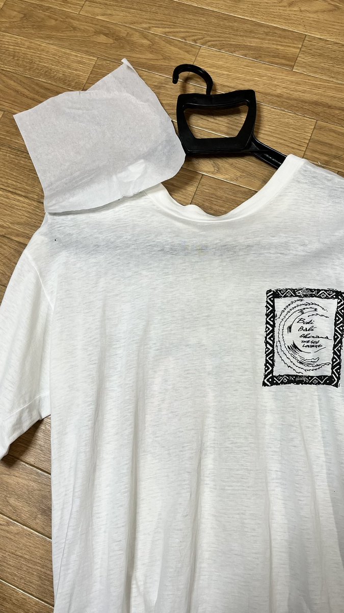 takema1100s's tweet photo. 古着をネット販売してるおじさんから
タンスで保管してて、黄色くなったTシャツを真っ白にする方法教わったんで
35年前に買って変色した思い出のTシャツで試してみた、、
見事に真っ白じゃん！この調子でソシのTシャツもやってみよー https://t.co/qMvLbLUB9N