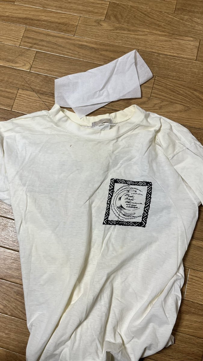 takema1100s's tweet photo. 古着をネット販売してるおじさんから
タンスで保管してて、黄色くなったTシャツを真っ白にする方法教わったんで
35年前に買って変色した思い出のTシャツで試してみた、、
見事に真っ白じゃん！この調子でソシのTシャツもやってみよー https://t.co/qMvLbLUB9N