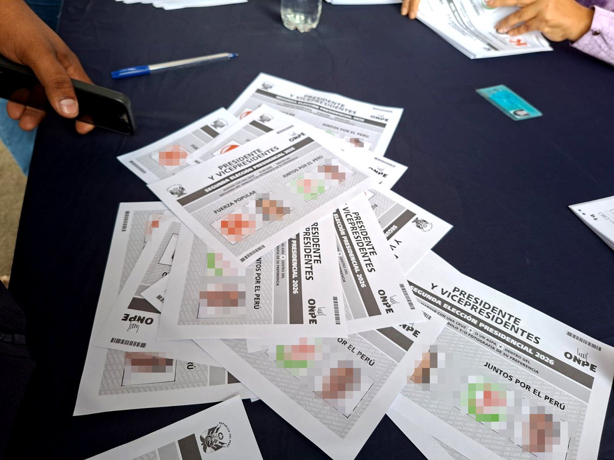 Defensoria_Peru's tweet photo. 📷𝗗𝗘𝗙𝗘𝗡𝗦𝗢𝗥𝗜́𝗔 𝗗𝗘𝗟 𝗣𝗨𝗘𝗕𝗟𝗢 𝗗𝗘𝗦𝗖𝗔𝗥𝗧𝗔 𝗣𝗔𝗧𝗥𝗢́𝗡 𝗦𝗜𝗦𝗧𝗘𝗠𝗔́𝗧𝗜𝗖𝗢 𝗗𝗘 𝗙𝗥𝗔𝗨𝗗𝗘

La Defensoría del Pueblo informa que, habiendo revisado su sistema a nivel nacional “Click Electoral” con un reporte de 4,580 incidencias, las cédulas con rayaduras detectadas comprometieron a un promedio 20 mesas de sufragio, las cuales han sido sustituidas y no han tenido efecto adverso en los ciudadanos. Por lo tanto, descartamos el uso sistemático de un posible intento de fraude.

No obstante, insistimos en advertir a los ciudadanos que van a sufragar a nivel nacional que verifiquen que sus cédulas se encuentren sin rayaduras ni enmendaduras, para evitar la nulidad de sus votos.
En nuestro comunicado precedente alertamos tener cuidado, como lo hacemos ahora, sin que eso comprometa la actuación de ninguna organización política en contienda y menos a las autoridades del sistema electoral.

Comunicado 📷 https://t.co/wnQQLq9L2E
#DefensoríaDelPueblo
#TeDefiende
#EleccionesGenerales2026