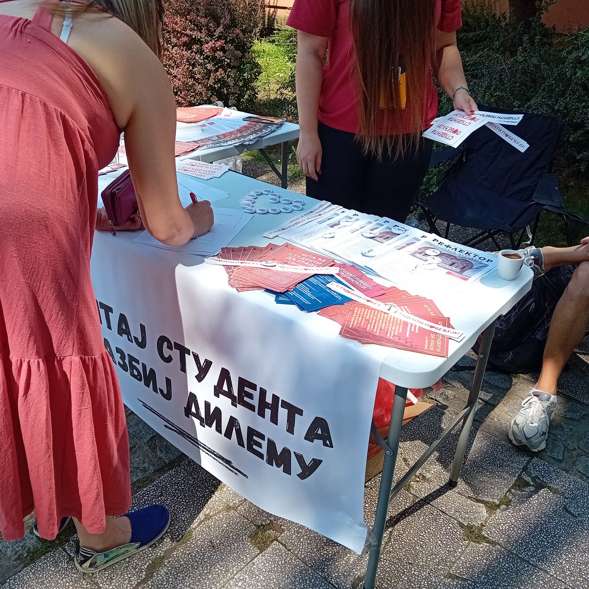 milka_eric's tweet photo. Bio još jedan Bazar,
 dobra muzika, dobri ljudi,
neumorna mladost i smisleni razgovori https://t.co/jPMZ8NlPKN