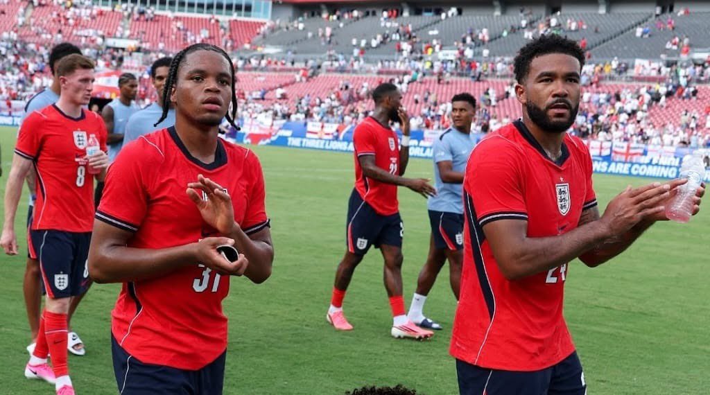 mshambuliaji's tweet photo. Watu tisa wamejeruhiwa kwa risasi katika tukio lililotokea karibu na Swope mjini Kansas City, Missouri, eneo ambalo ni kambi ya timu ya taifa ya England kwa ajili ya Kombe la Dunia la 2026.

Kwa mujibu wa taarifa za awali, shambulio hilo lilitokea karibu na kituo hicho cha michezo, huku majeruhi wakipelekwa hospitalini kwa matibabu. Polisi wameanzisha uchunguzi kuhusu tukio hilo, lakini hadi sasa hakuna mshukiwa aliyekamatwa wala sababu ya shambulio hilo kubainishwa.

Tukio hilo limetokea wakati maandalizi ya Kombe la Dunia la 2026 yakiendelea nchini Marekani, huku usalama wa maeneo yatakayotumika na timu mbalimbali ukipewa kipaumbele.

Timu ya taifa ya England, maarufu kama Three Lions, haikuathiriwa na tukio hilo kwani kwa sasa ipo Florida kwa ajili ya maandalizi ya mechi ya kirafiki dhidi ya Costa Rica itakayochezwa Juni 10.

Baada ya mchezo huo, England inatarajiwa kuelekea Kansas City na kuweka makazi yake Swope kwa ajili ya kampeni yake ya kombe la Dunia la 2026. Mamlaka za eneo hilo zimeendelea kufuatilia hali ya usalama huku uchunguzi ukiendelea.

#KitengeUpdates