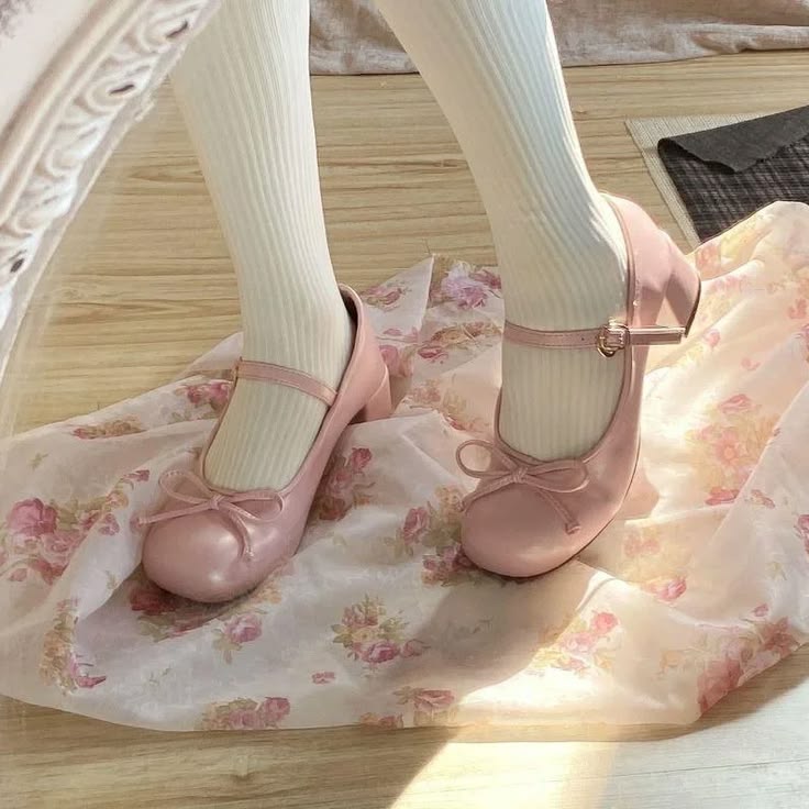 featmirajane's tweet photo. letting pinterest decide what i am 
🎶 as a hobby 
🥽 as a sport
🧸 as a toy
👟 a pair of shoes https://t.co/3uSmCxJiI6
