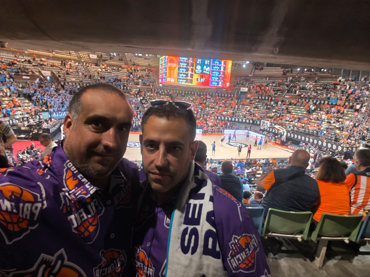 rubenmorog's tweet photo. No pudo ser, pero seguiremos al pié del cañón. Siempre juntos, hermano!!!!💜💜💜🏀🏀🏀 https://t.co/ihRpk38BfM