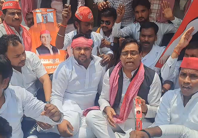 BharatSamvad01's tweet photo. प्रतापगढ़ में समाजवादी पार्टी ने महंगाई, बेरोजगारी और पेपर लीक के मुद्दे पर जोरदार प्रदर्शन किया। सपा नेताओं ने कलेक्ट्रेट तक मार्च निकालकर सरकार के खिलाफ नारेबाजी की और राज्यपाल के नाम ज्ञापन सौंपा।
#Pratapgarh #SamajwadiParty #SPProtest #PaperLeak #Unemployment #Inflation https://t.co/9IHAiRkzgP