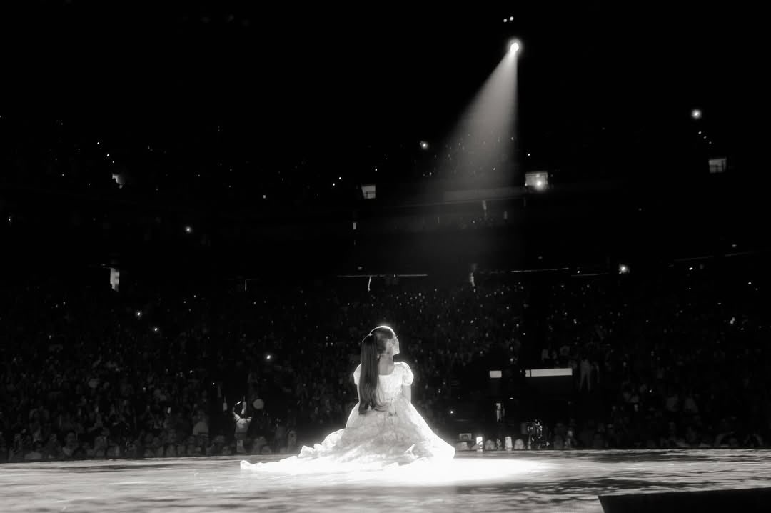 arianatorontour's tweet photo. the eternal sunshine tour opening night ꕤ｡˚⋆ https://t.co/XKXJML45jq
