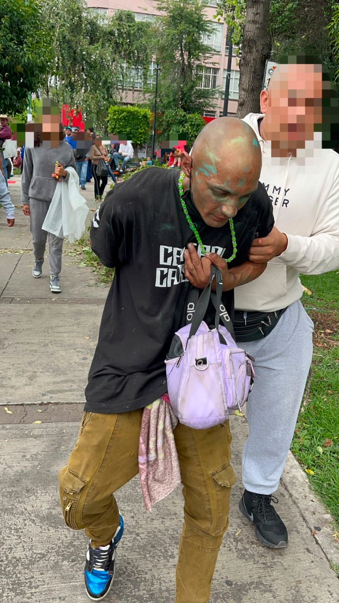 fernandeznorona's tweet photo. Aprendiéndole a su jefe, el cobarde de @ricardobsalinas, @alessandrardlav, mandó a este hombre agredirme, pero tuvo mala puntería. Muy ruines usando gente desclasada. https://t.co/l76cgz8xeC