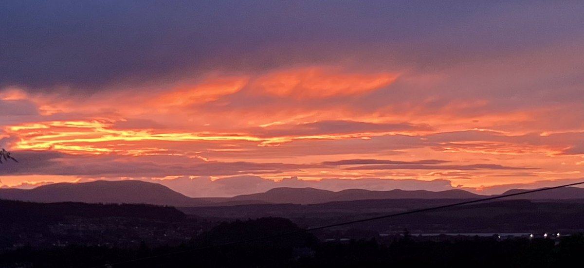 cloudymamma's tweet photo. My 22:00hrs Sunday sky… a fiery end 🔥
Ben Wyvis and mountains silhouetted in the background 🏔️
Inverness
#LoveUkWeather #Sundown #StormHour
#Scotland https://t.co/uaS9GYzuXG