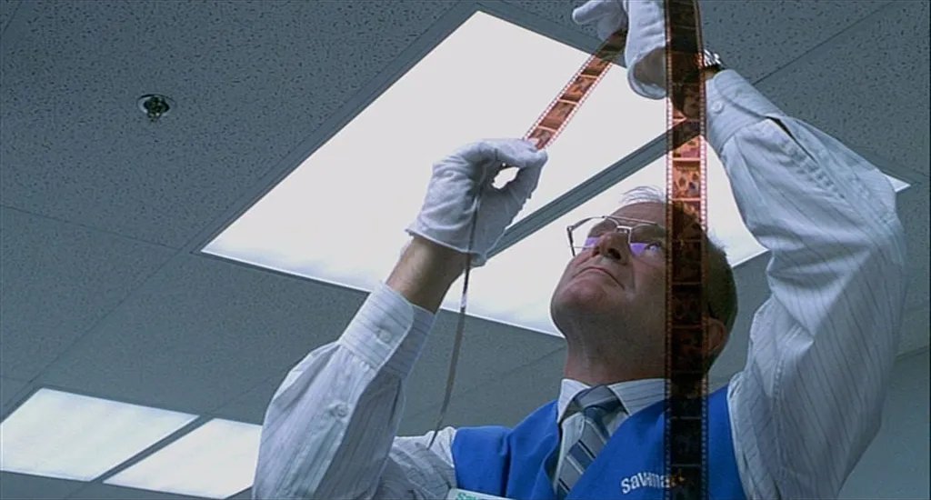 ZacBeThompson's tweet photo. Finally watched ONE HOUR PHOTO (2002) and wow, it blew me away.  

Aching, para-social intimacy long before the internet invaded our lives. A beautifully shot portrait of a disturbed man and the culture of the early aughts. The fluorescent light makes it all more sinister https://t.co/J4ZROuJ9eB