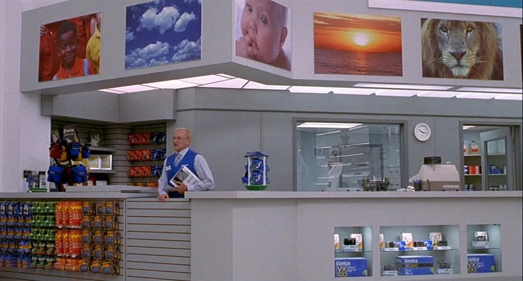 ZacBeThompson's tweet photo. Finally watched ONE HOUR PHOTO (2002) and wow, it blew me away.  

Aching, para-social intimacy long before the internet invaded our lives. A beautifully shot portrait of a disturbed man and the culture of the early aughts. The fluorescent light makes it all more sinister https://t.co/J4ZROuJ9eB