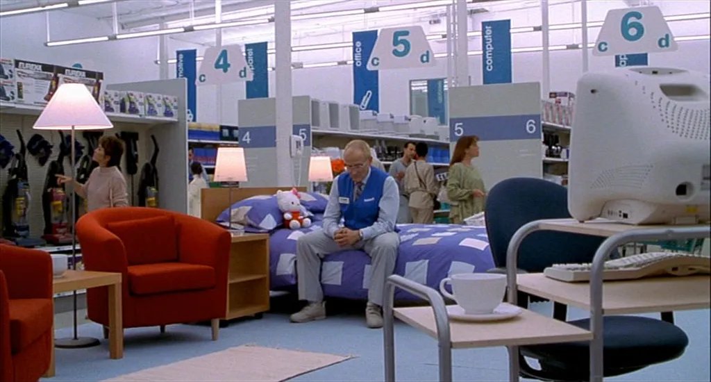 ZacBeThompson's tweet photo. Finally watched ONE HOUR PHOTO (2002) and wow, it blew me away.  

Aching, para-social intimacy long before the internet invaded our lives. A beautifully shot portrait of a disturbed man and the culture of the early aughts. The fluorescent light makes it all more sinister https://t.co/J4ZROuJ9eB