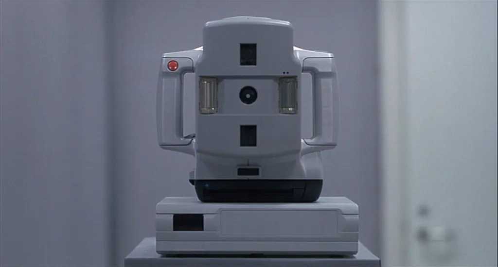 ZacBeThompson's tweet photo. Finally watched ONE HOUR PHOTO (2002) and wow, it blew me away.  

Aching, para-social intimacy long before the internet invaded our lives. A beautifully shot portrait of a disturbed man and the culture of the early aughts. The fluorescent light makes it all more sinister https://t.co/J4ZROuJ9eB