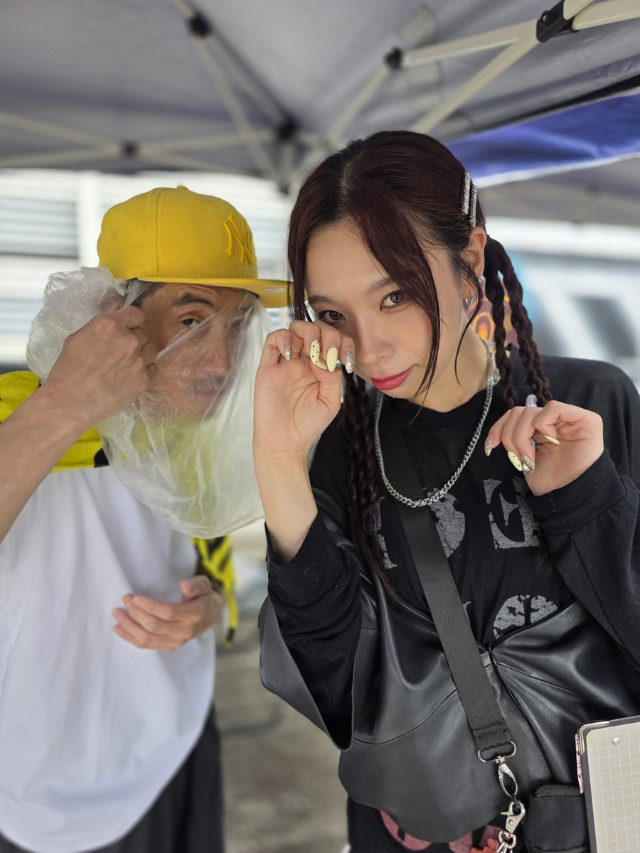 me2yemon's tweet photo. 昨日は今回のシリーズのリリイベ初参戦でした!!
キタサンか頂いたゴミ袋でファイナリーのEP解禁前の写真再現しようとしたのですが、手は逆だし完全に顔見えちゃって解禁しちゃってるので(？) やり直しです🥹 https://t.co/9tEwXjObFR