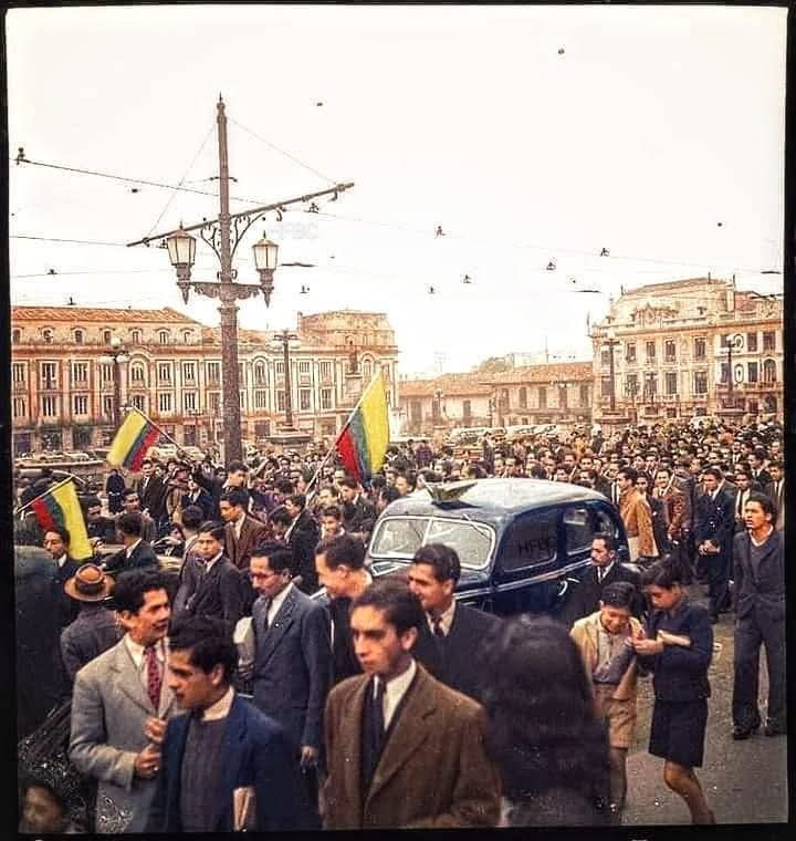 HistoriaFotBog's tweet photo. Los Bogotanos celebrando en la Plaza de Bolívar el fin de la segunda guerra mundial, foto de Sady González, Fuente: Archivo de Bogotá mayo 07 de 1945. https://t.co/8Fg14Y0o65