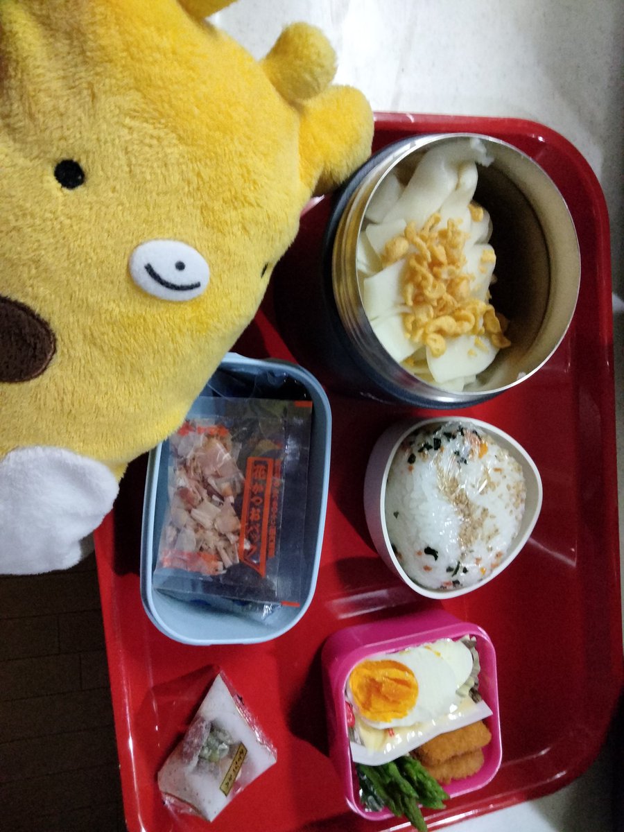 ketopito's tweet photo. 今日から３週間お弁当・・・
初日から手抜き（きしめん。詰め替えただけ）大丈夫？じじちゃん。心配そう　#フモフモさん　#お弁当 https://t.co/Rs5GVAyhhO