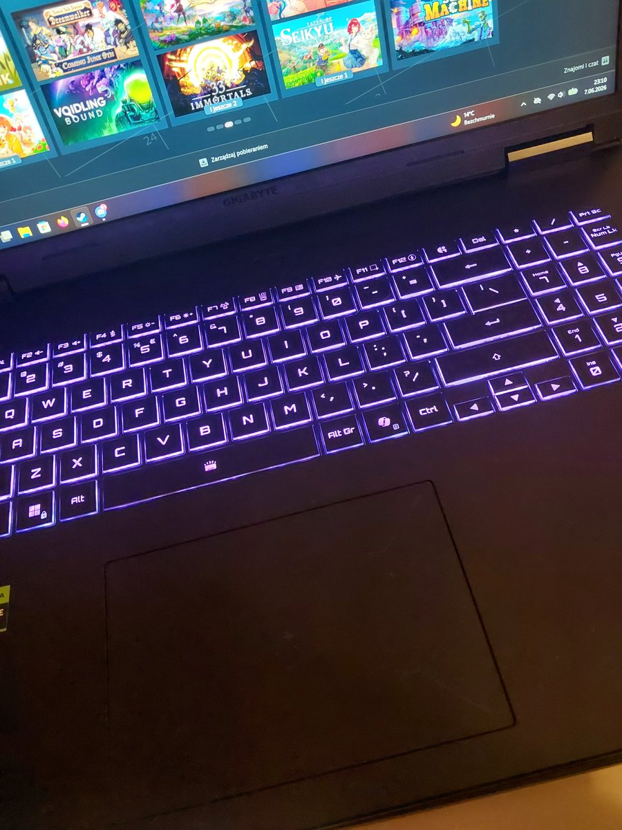 Alajne_'s tweet photo. To jest ten moment gdy mogę napisać, że kupiłam laptop gejmingowy żeby się informatycy zesrali https://t.co/IwMxEaWRDZ