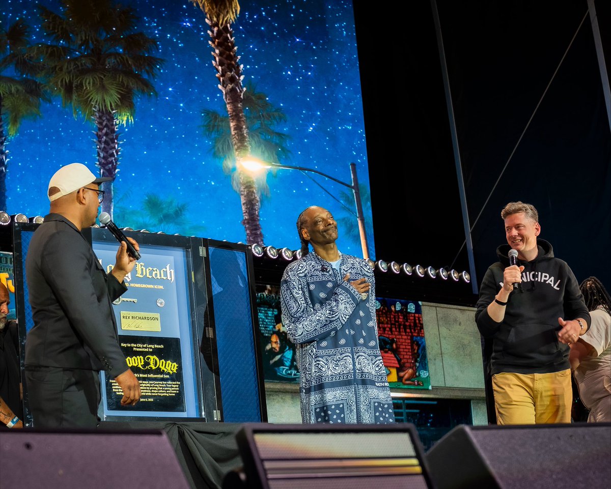 davidfholt's tweet photo. Listening to Snoop Dogg as a kid growing up in OKC, I could not have imagined a scenario where I would one day help bestow upon Snoop the Key to the City of Long Beach.  Life can take you to some surprising places.  What a special night, and I was honored to be part of it. 

Congrats to Snoop Dogg!  And much love and respect to Mayor Rex Richardson for a masterful job hosting the nation’s mayors at our Annual Meeting in Long Beach!  Mayor Richardson absolutely killed it and all of America’s mayors now know that Long Beach is Vibe City!