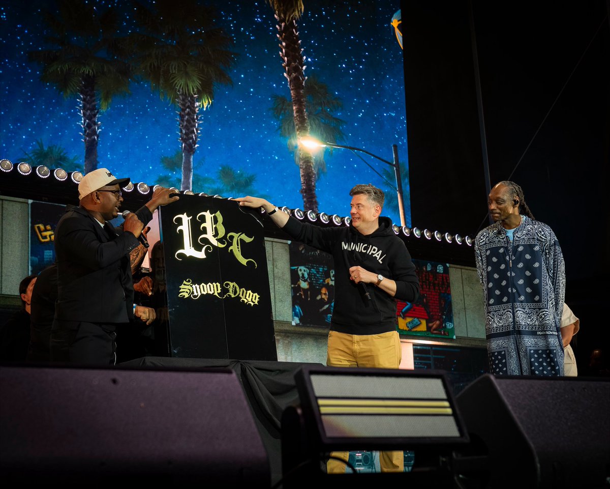 davidfholt's tweet photo. Listening to Snoop Dogg as a kid growing up in OKC, I could not have imagined a scenario where I would one day help bestow upon Snoop the Key to the City of Long Beach.  Life can take you to some surprising places.  What a special night, and I was honored to be part of it. 

Congrats to Snoop Dogg!  And much love and respect to Mayor Rex Richardson for a masterful job hosting the nation’s mayors at our Annual Meeting in Long Beach!  Mayor Richardson absolutely killed it and all of America’s mayors now know that Long Beach is Vibe City!