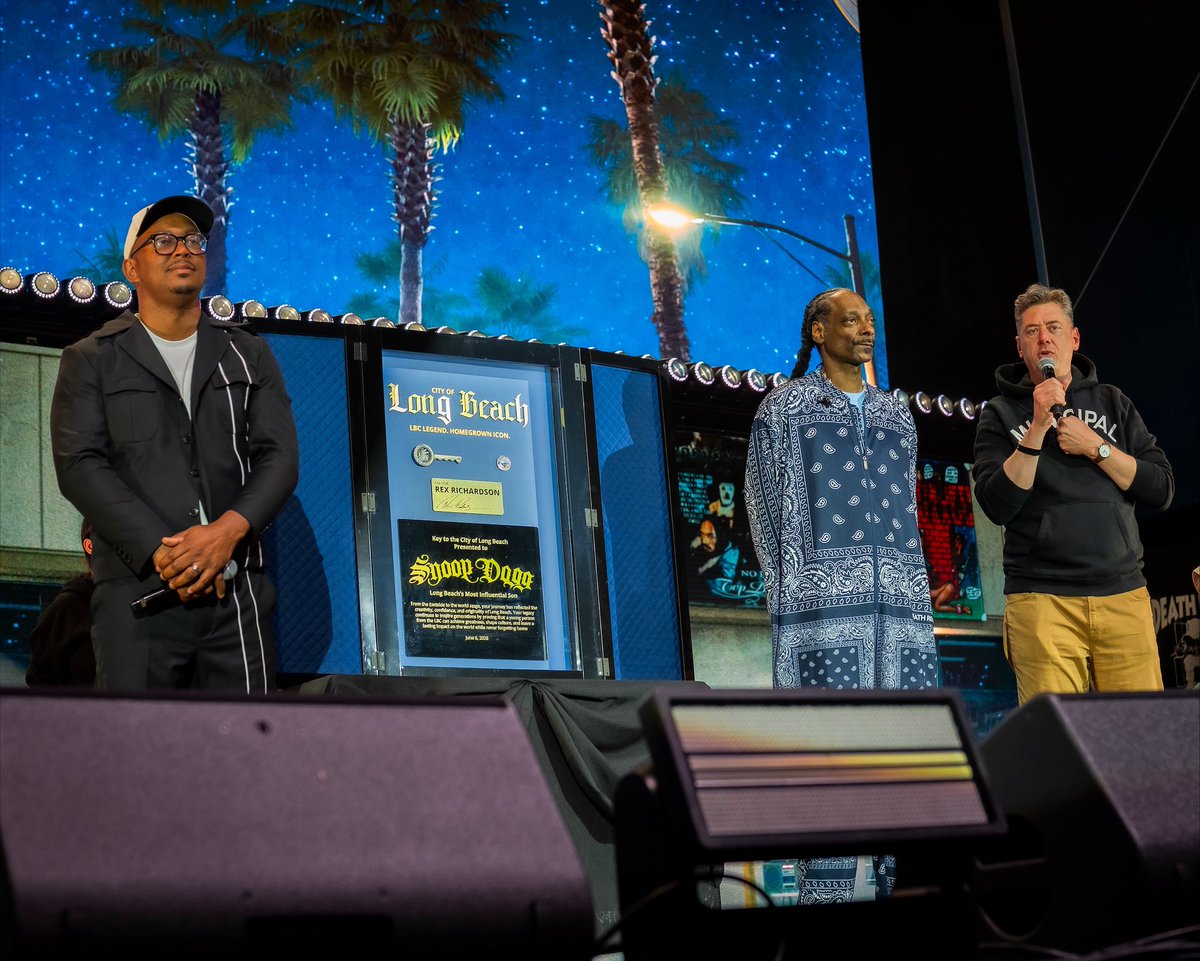 davidfholt's tweet photo. Listening to Snoop Dogg as a kid growing up in OKC, I could not have imagined a scenario where I would one day help bestow upon Snoop the Key to the City of Long Beach.  Life can take you to some surprising places.  What a special night, and I was honored to be part of it. 

Congrats to Snoop Dogg!  And much love and respect to Mayor Rex Richardson for a masterful job hosting the nation’s mayors at our Annual Meeting in Long Beach!  Mayor Richardson absolutely killed it and all of America’s mayors now know that Long Beach is Vibe City!