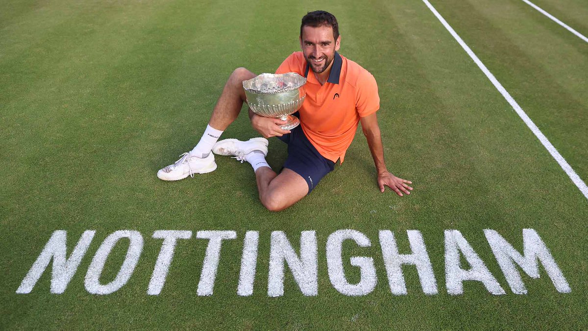 SMARTBETTINGG's tweet photo. ATP Hertogenbosch 🇳🇱 - R1 

🇭🇷 Marin Cilic @ 1.84 (1u) 

Rappel d'usage : ceci est un raisonnement argumenté à partir de données réelles (saison 2026 des deux joueurs, H2H direct, historique gazon multi-saisons), pas une prédiction de modèle calibré. La probabilité avancée est une estimation assumée.

Le pari porte sur Marin Cilic vainqueur (moneyline) face à Denis Shapovalov au premier tour du Libéma Open de 's-Hertogenbosch, ATP 250 sur gazon, au meilleur des trois sets, à la cote de 1.84. La thèse est simple : sur cette surface précise, l'écart de service penche nettement pour Cilic, et la cote a suffisamment dérivé pour offrir une petite marge de value au-dessus de ma propre estimation.

Le cœur de l'argument est l'asymétrie au service, que le gazon amplifie plus que toute autre surface. En 2026, Cilic tient son service autour de 90 % sur dur contre 77 à 79 % pour Shapovalov, gagne 83 % de ses points derrière la première balle contre 72 %, et affiche une meilleure forme générale (52 % de victoires contre 42 %, et un yield 2026 proche du neutre là où backer Shapovalov a été lourdement déficitaire toute l'année). Surtout, le service gaucher de Shapovalov devient instable sous pression sur gazon : sa moyenne de doubles fautes y grimpe autour de 7 par match sur l'historique, et il concède beaucoup de balles de break (6 à 7 par match en 2026). En face, le service de Cilic ne donne presque rien sur gazon.

En isolant le niveau ATP, les quatre matchs de Cilic àWimbledon montrent une tenue de service de 89 % et 21,5 % de jeux de retour gagnés, pour un bilan de trois victoires sur quatre incluant un succès sur Draper avant de céder contre Cobolli en huitième. À niveau réel, sur gazon, il y a un an, il tenait donc 89 % au service et retournait à 21-22 % — bien au-dessus du Shapovalov gazon (tenue de 80 à 82 %, retour de 15 à 17 %). C'est un socle récent et solide, pas un mirage.

Le H2H direct va dans le même sens sur la surface concernée : leur unique rencontre sur gazon est revenue à Cilic, et elle illustre exactement le schéma qui dessert Shapovalov. Dans ce match, Cilic n'a fait face qu'à une seule balle de break tandis que Shapovalov en a concédé neuf et commis sept doubles fautes. Échantillon d'un seul match, donc poids faible, mais il converge avec la forme et le fit de surface plutôt que de les contredire.

Le risque qui m'empêche d'aller plus haut que ce constat est le profil tie-break. Un duel serveur contre serveur sur gazon a de bonnes chances de se jouer au jeu décisif, et là le bilan 2026 penche du mauvais côté : Shapovalov est à 3-1 en tie-break et 4-2 en sets décisifs, contre un Cilic à 4-7 en tie-break. À cela s'ajoutent l'âge de Cilic et la variance d'un premier match sur gazon après la terre pour les deux joueurs. C'est ce qui maintient ce pari dans la catégorie « lean de value », et non « conviction ».