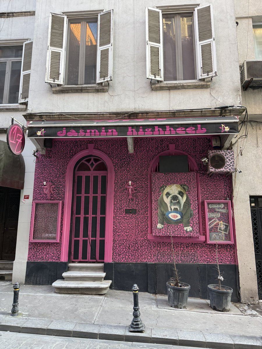 yarenyoreogluu's tweet photo. Cihangir’de bu sokaktan her geçerken burasının olayı ne diye meraktan çatlıyorun biri çıkıp açıklayabilir mi artıık oraya kendimi ait hissediyorum https://t.co/dDMnw9w14r