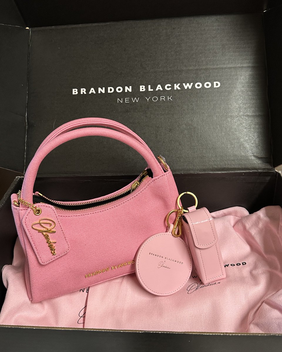 nsanaltima's tweet photo. my babies are homeeeee ◝(ᵔᗜᵔ)◜
#OlandriaxBrandonBlackwoodNYC https://t.co/mvW3RdZ4pU