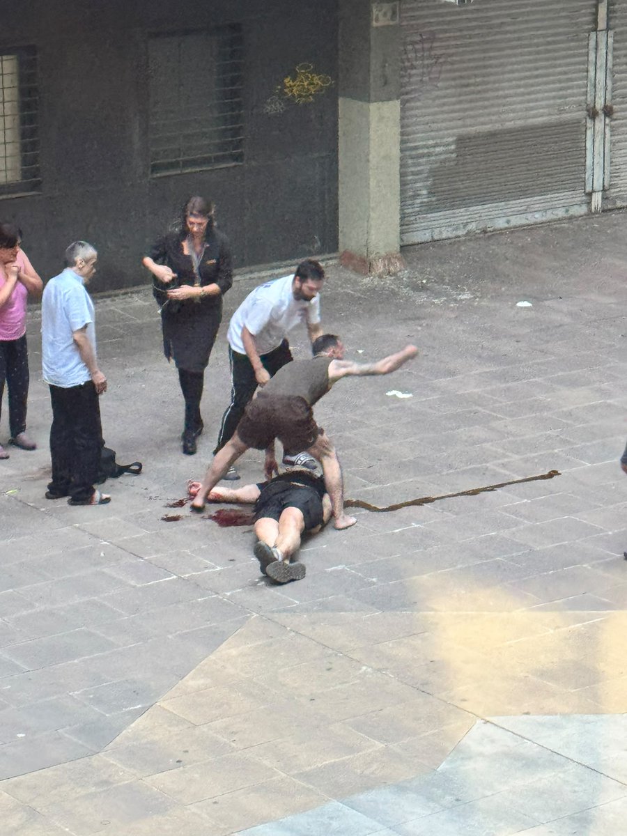 jaclavero1's tweet photo. Otro asesinato en el #barri de#lamarina en @BCN_SantsMont, en los patios de las viviendas de Estrellas Altas.

Es intolerable que esto sea ya habitual en Bcn.

 El Ayuntamiento debe hacer mucho más para garantizar la seguridad de los vecin@os. https://t.co/vFjlVnlkuC