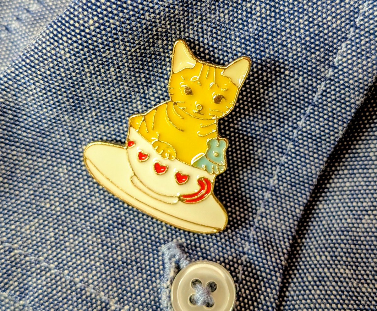 そして #今週のピンバッジ は、カップにINしたネコさんwithネズミさん。