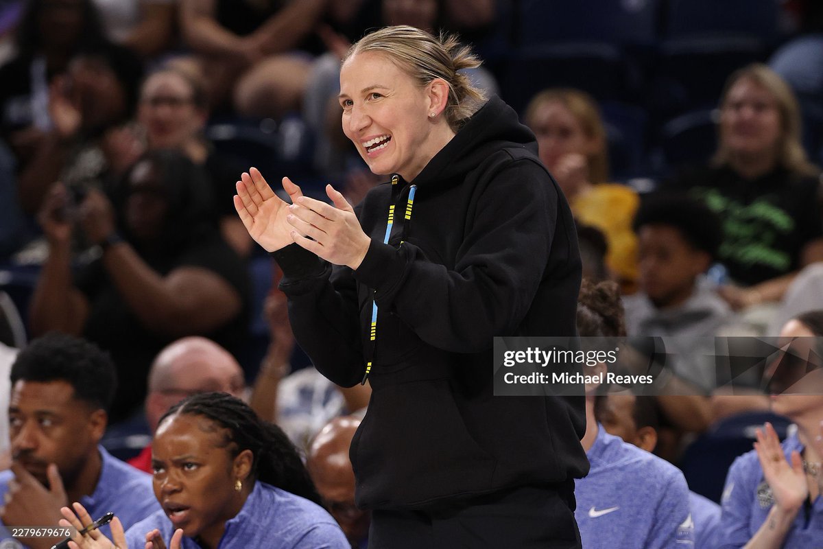 wbbmayer's tweet photo. The Chicago Sky lose to the Toronto Tempo.

85-68.

They are now 4-7.

They were 3-8 to start last season.

Always in win-now mode, of course.

Courtney Vandersloot, we waiting on you 😤

I know she will single-handedly turn this team around.

Look at this infectious energy ⬇️ https://t.co/D4aSLXAg0h
