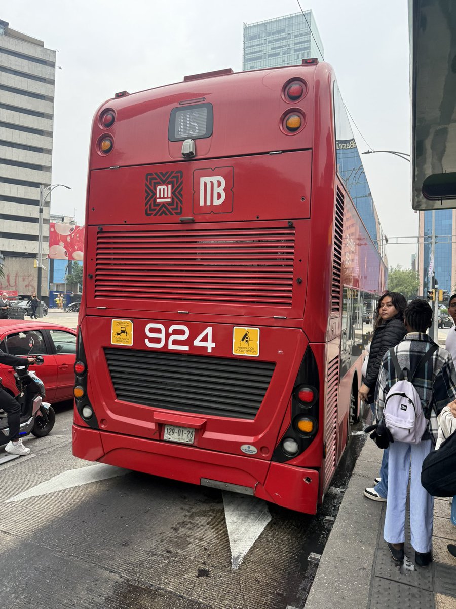 ImAliceDreamer's tweet photo. @MetrobusCDMX Quiero reportar al conductor de este mb, la chica que iba enfrente se iba a subir y le cerró la puerta y su pie se quedó adentro esto en la línea 7 estación caballito hacia campo Marte a las 15:11 https://t.co/RVCxn7V90N