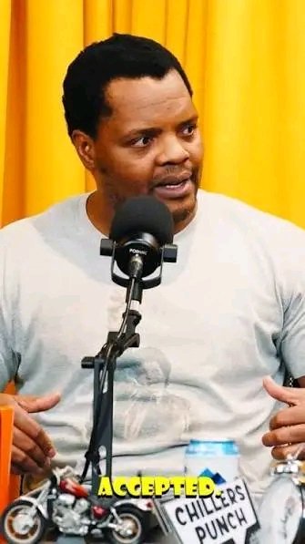 LeeNdoee's tweet photo. He came to South africa illegally and committed a crime, ate our NSFAS Money 😭😭😭. Now he took a job that was supposed to be given to a South african. Yet xenophobes are praising him 😂😂😂💔. 
We live in the movie Man https://t.co/w5O8LwzEnS