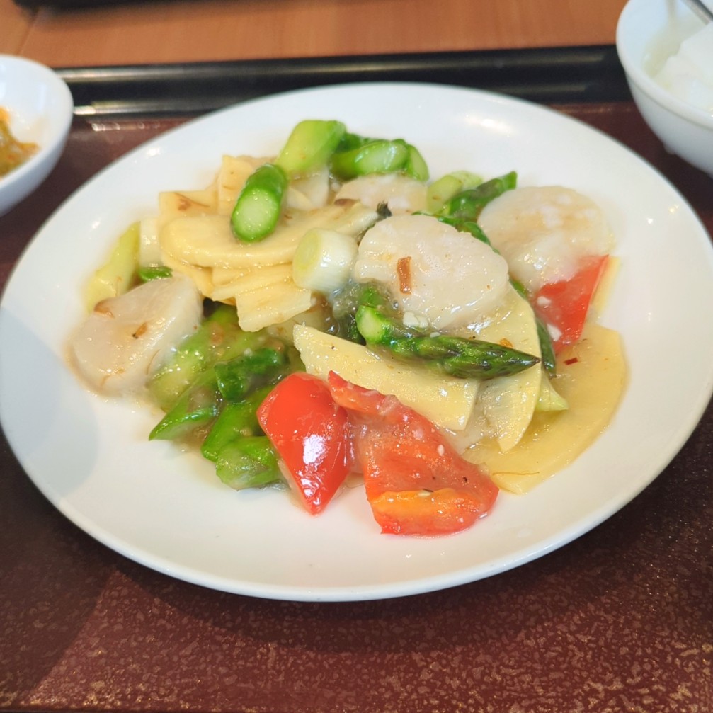 chosukebon's tweet photo. さいたま新都心駅から徒歩３分、「梅蘭」 JRさいたま新都心ビル店。
定番の両面焼きの梅蘭やきそばではなく、ホタテとアスパラのXO醤炒め。チェーン展開していてもよくまとまっていて、えらいですね。アスパラの甘さって偉大。
#さいたま市 #ランチ #中華料理 https://t.co/YIYSJXR2J5
