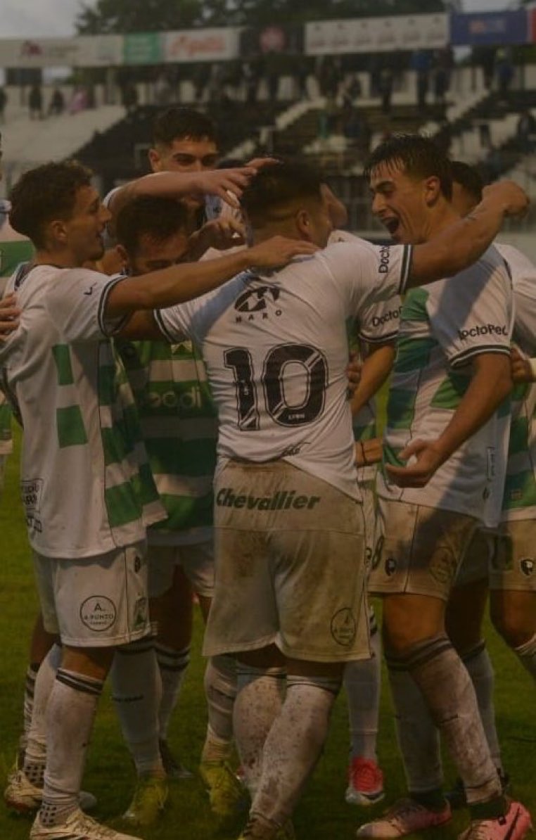 soloferrito's tweet photo. Ferro ganó un partido ÉPICO en Chaco y se pone 2do a 3 puntos del puntero Moron, mantiene una racha de 6 invicto (5V).

El cambio drástico en los resultados es paralelo a lo actitudinal, Sara encontró el 11 y los suplentes que entran están a la altura de los titulares. 

💚🤞 https://t.co/GSsiAQzOXp