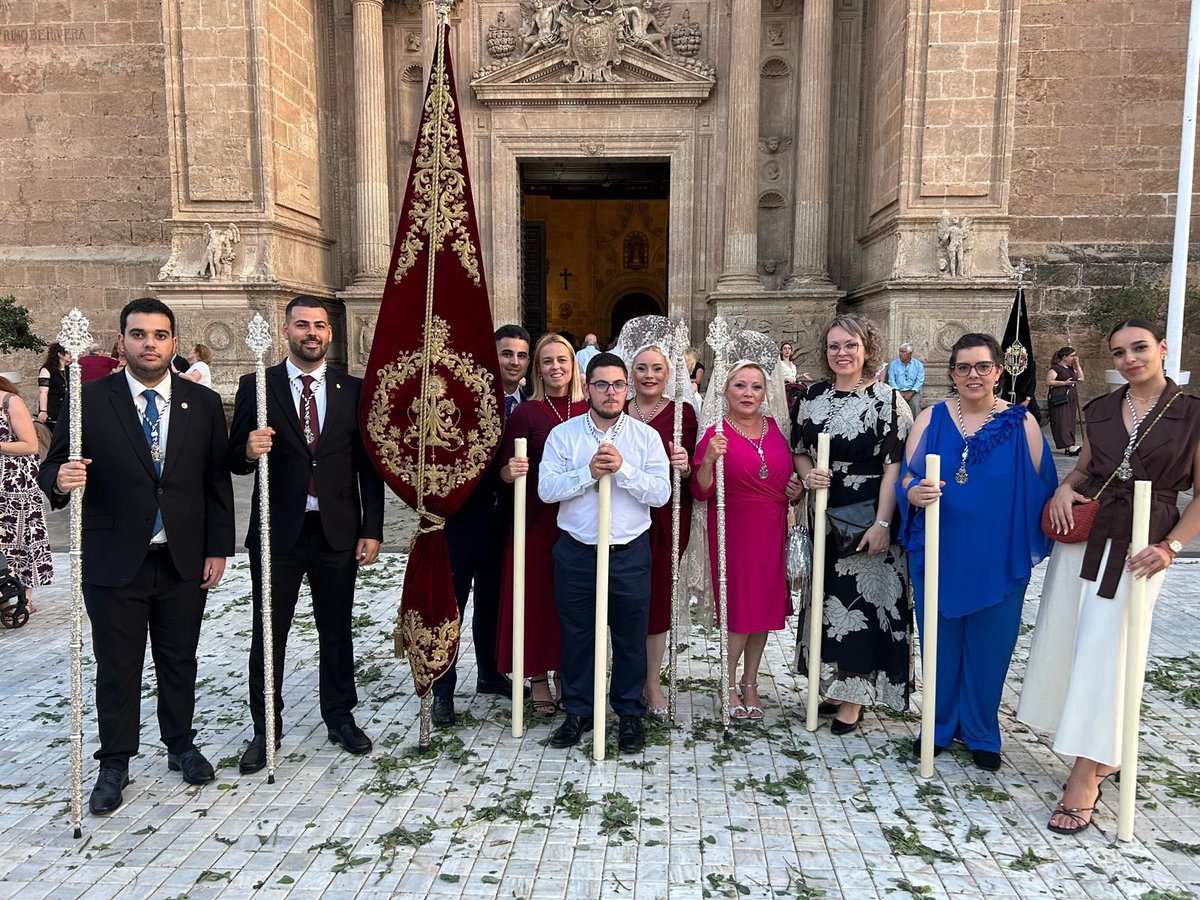 rosarioypenas's tweet photo. Nuestra hermandad ha acompañado al Santísimo en la solemne procesión del Corpus Christi por las calles de nuestra ciudad. 

¡Bendito y alabado sea Jesús en el Santísimo Sacramento del Altar. Sea por siempre bendito y alabado!

#CorpusChristi2026
#RosarioDelMar https://t.co/Mvdr7va4vA