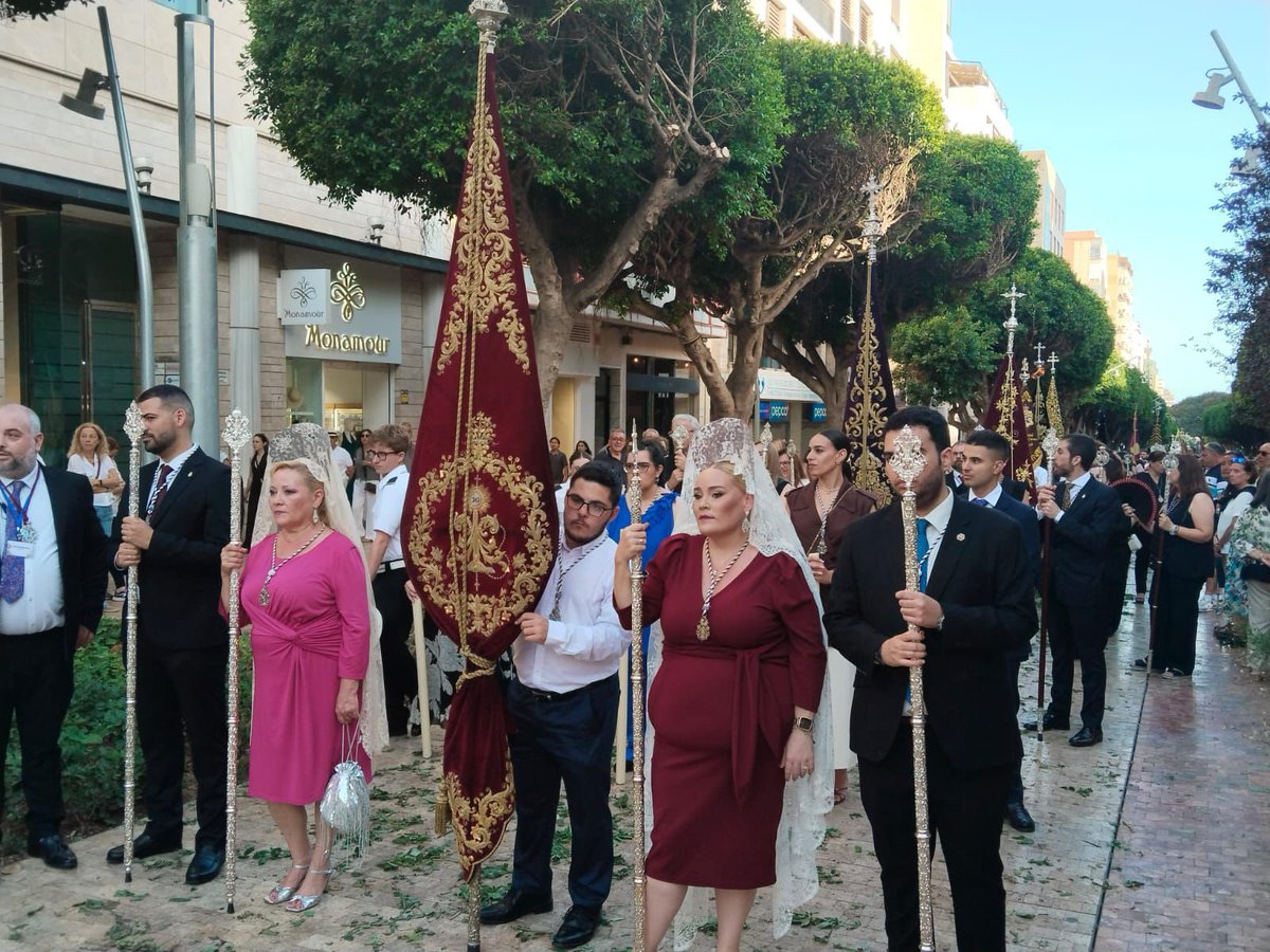 rosarioypenas's tweet photo. Nuestra hermandad ha acompañado al Santísimo en la solemne procesión del Corpus Christi por las calles de nuestra ciudad. 

¡Bendito y alabado sea Jesús en el Santísimo Sacramento del Altar. Sea por siempre bendito y alabado!

#CorpusChristi2026
#RosarioDelMar https://t.co/Mvdr7va4vA