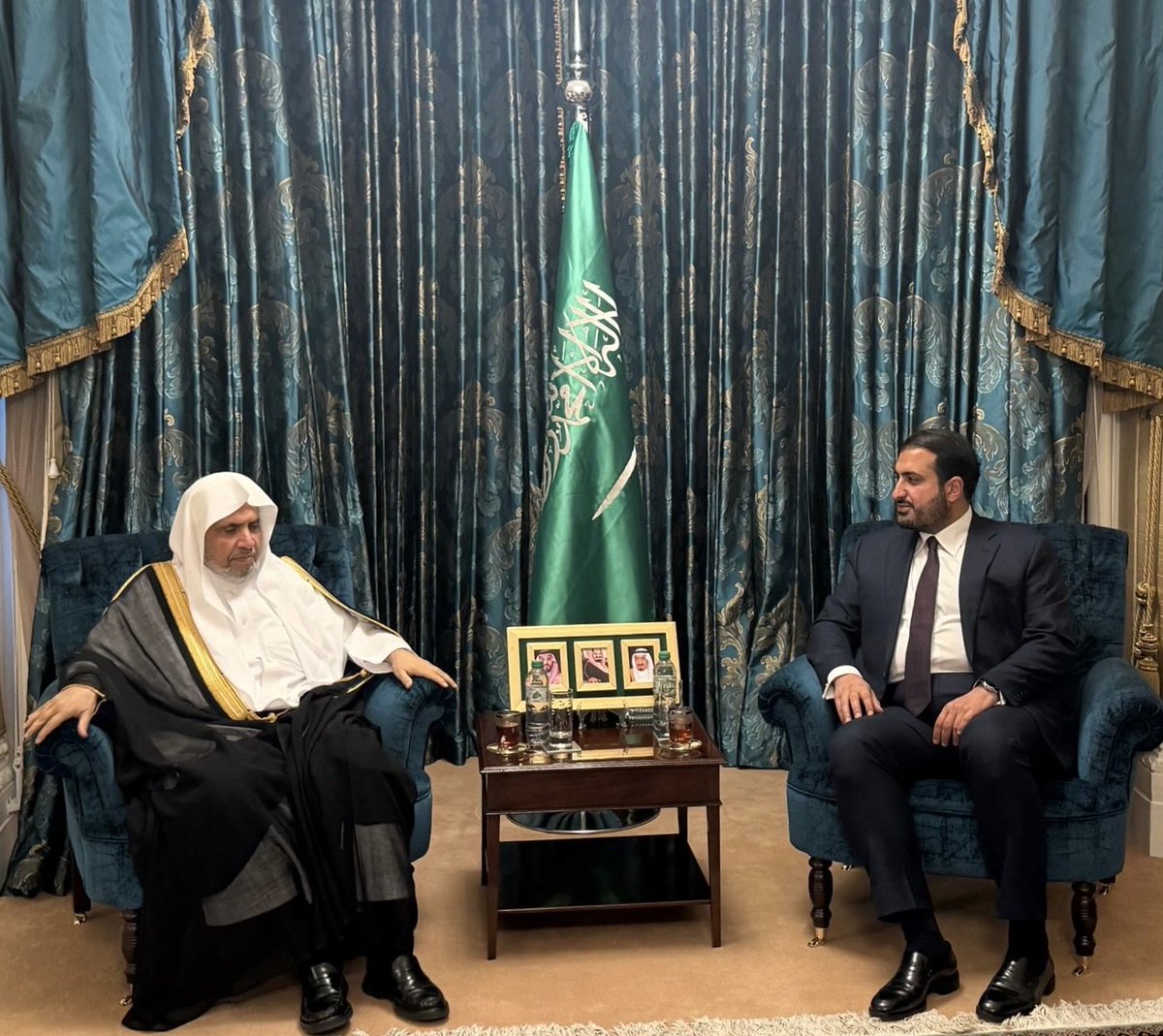aksa_alsaud's tweet photo. سعدت اليوم بلقاء أخي فضيلة الشيخ الدكتور محمد بن عبدالكريم العيسى، الأمين العام لرابطة العالم الإسلامي ورئيس هيئة علماء المسلمين. @MhmdAlissa 

وكان اللقاء ثريًا ومثمرًا، حيث استعرضنا عددًا من الموضوعات ذات الاهتمام المشترك، وتبادلنا وجهات النظر حول مستجدات عدد من القضايا، إلى جانب مناقشة آخر مساهمات ومبادرات رابطة العالم الإسلامي على المستوى الدولي.